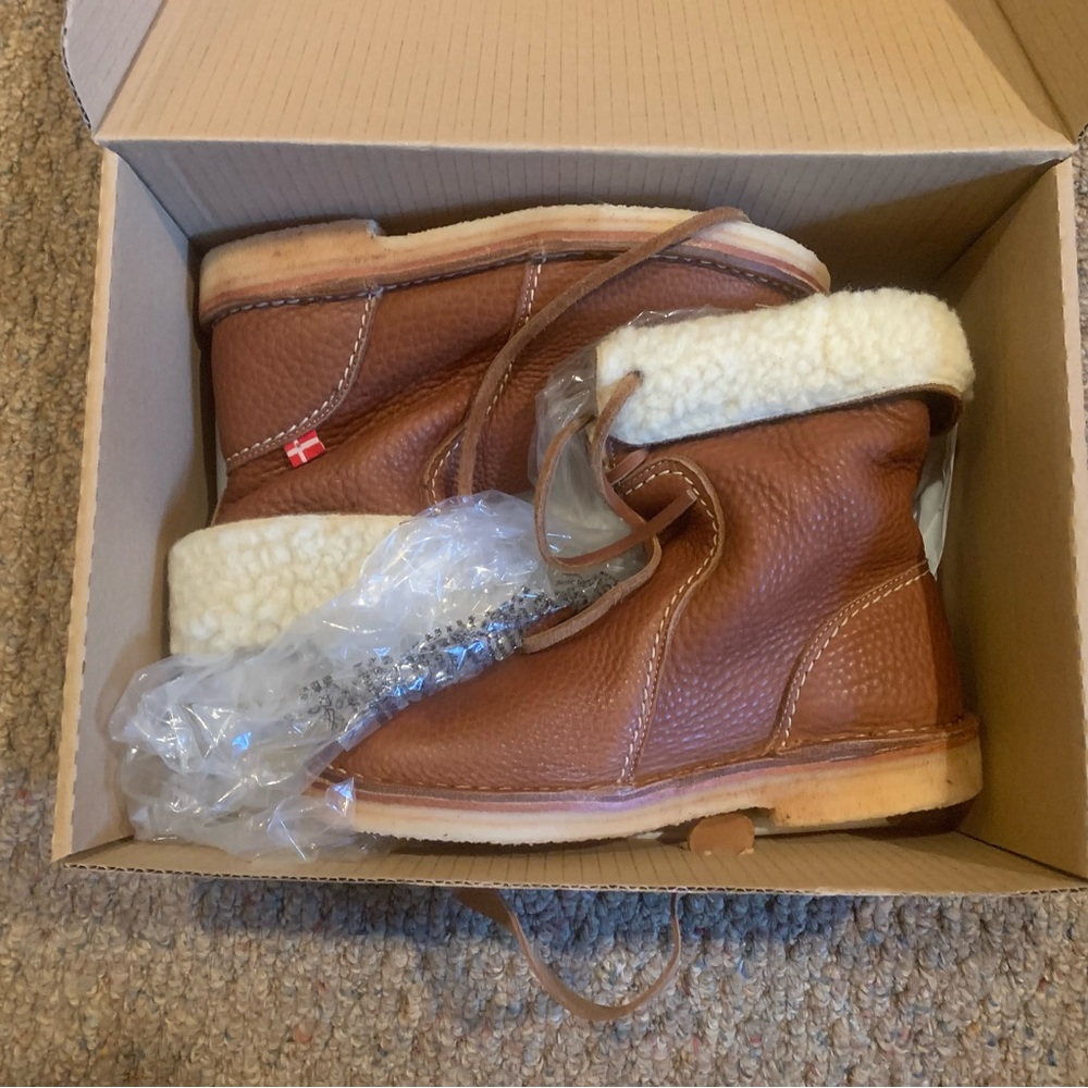 “Duckfeet” brown leather boots